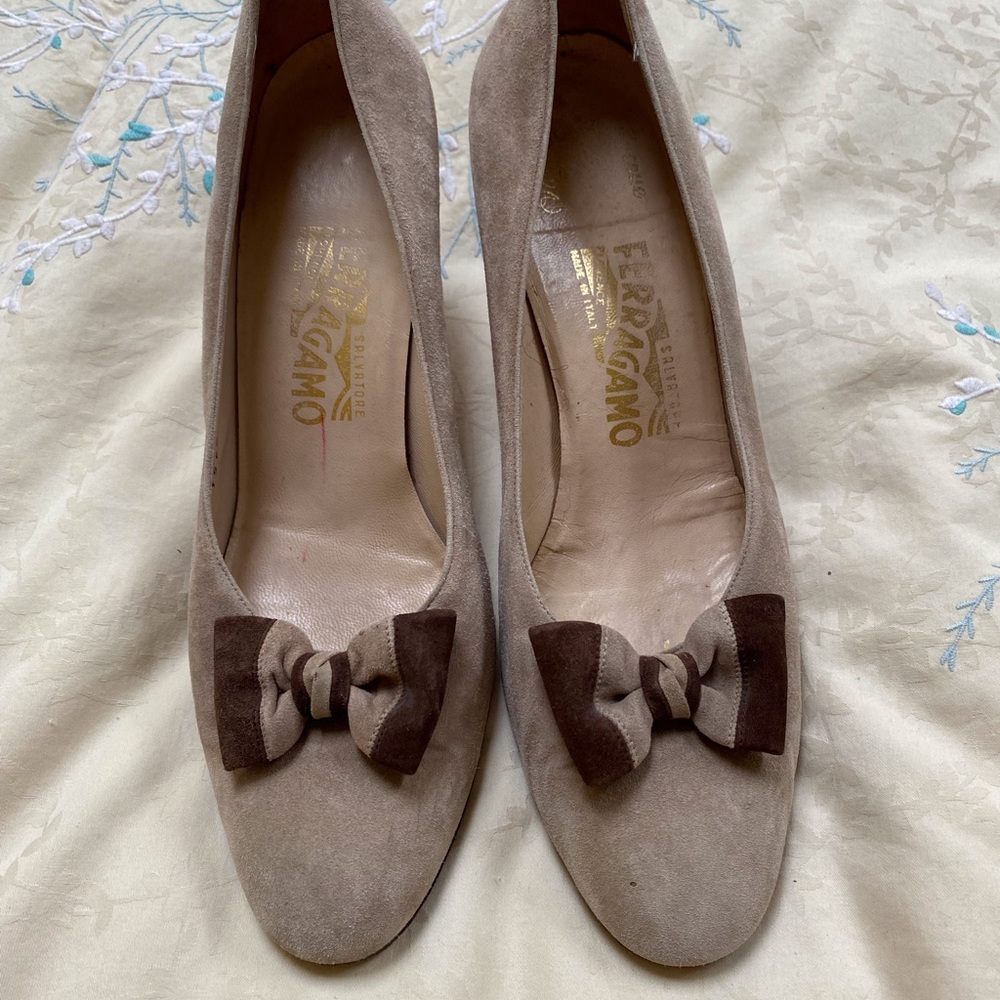 Salvatore Ferragamo Suede Bow Heels SZ 9.5